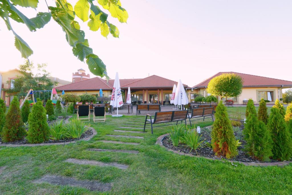 קורניק Hotel Daglezja Nad Jeziorem Kornickim מראה חיצוני תמונה