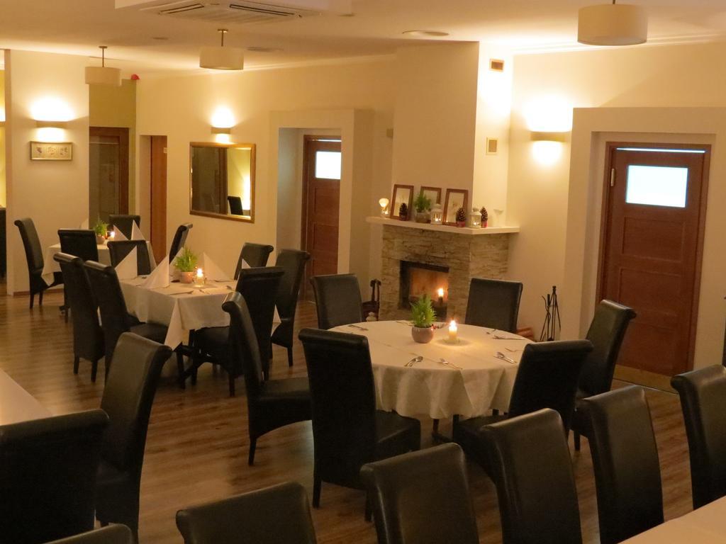 קורניק Hotel Daglezja Nad Jeziorem Kornickim מראה חיצוני תמונה