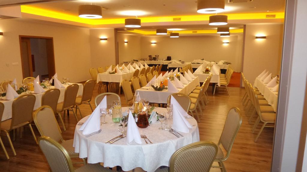 קורניק Hotel Daglezja Nad Jeziorem Kornickim מראה חיצוני תמונה