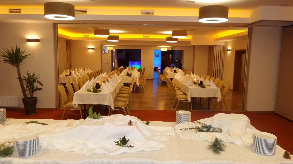 קורניק Hotel Daglezja Nad Jeziorem Kornickim מראה חיצוני תמונה