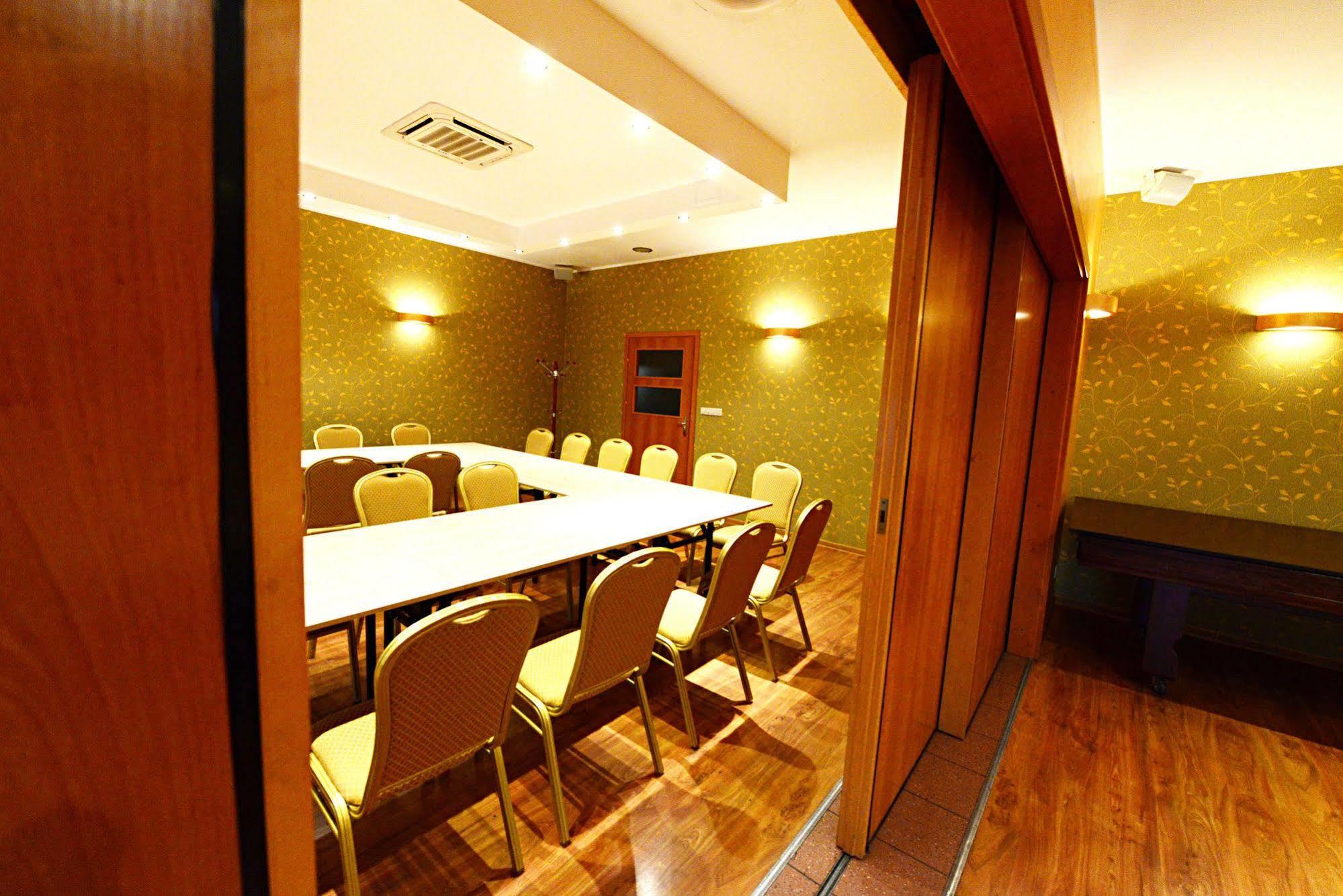 קורניק Hotel Daglezja Nad Jeziorem Kornickim מראה חיצוני תמונה