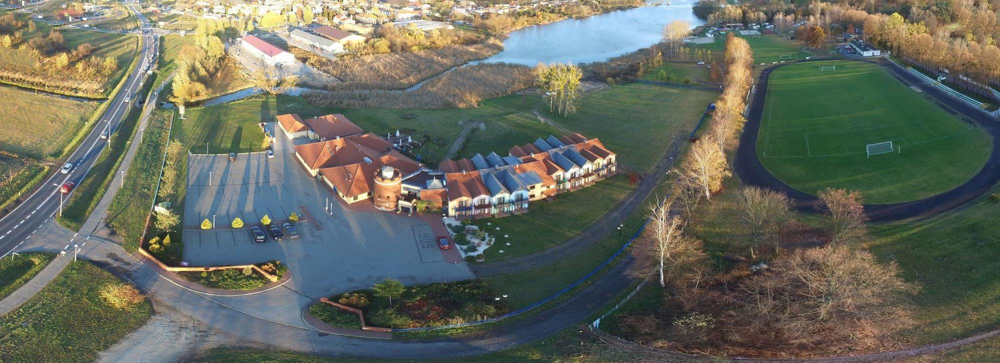 קורניק Hotel Daglezja Nad Jeziorem Kornickim מראה חיצוני תמונה