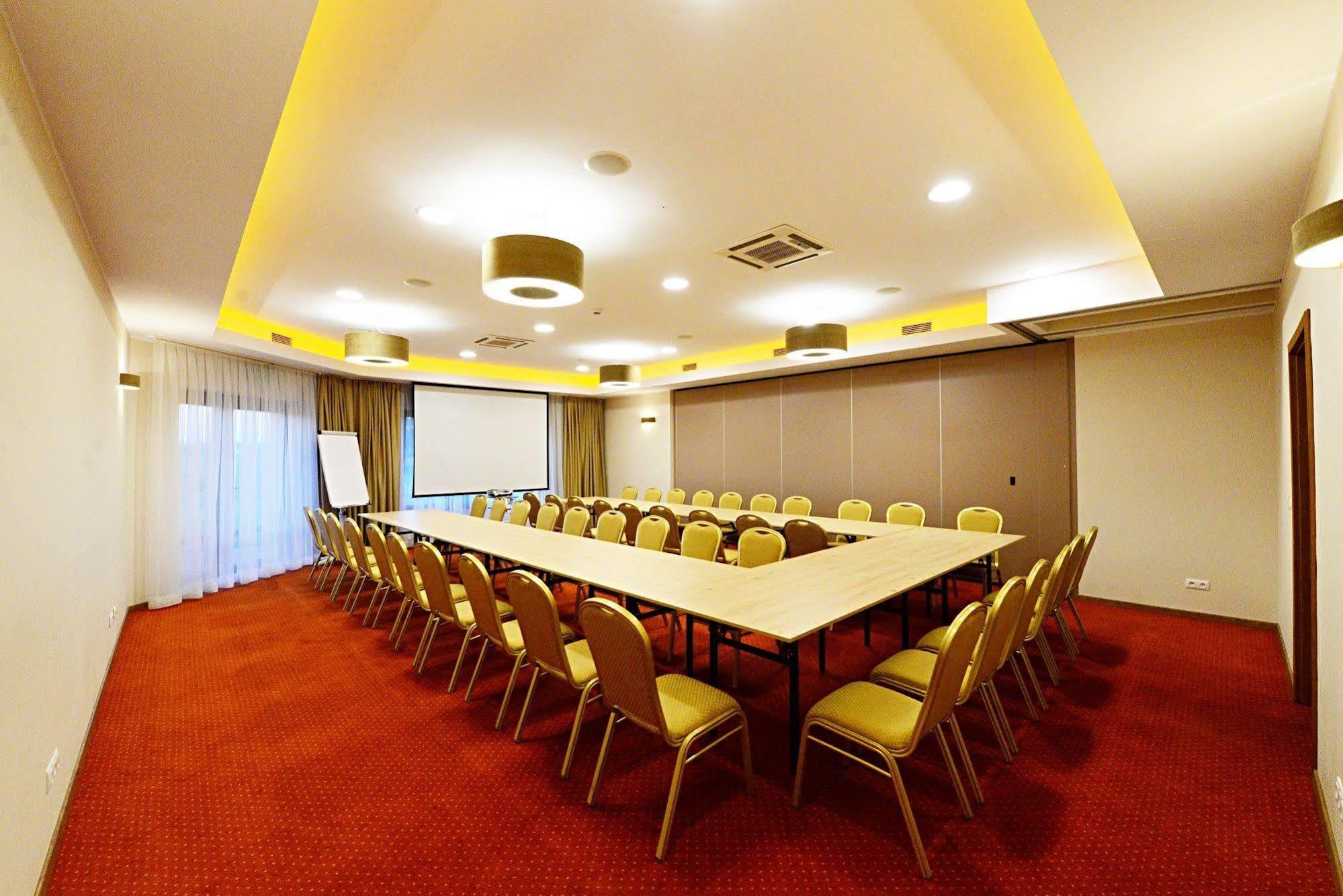 קורניק Hotel Daglezja Nad Jeziorem Kornickim מראה חיצוני תמונה